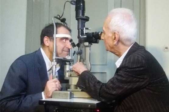 چشم وزیر بهداشت تحت معاینه چشم پزشک ۹۲ ساله + عکس