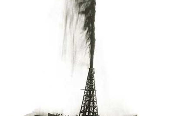 نخستین چاه نفت جهان فوران کرد + عکس