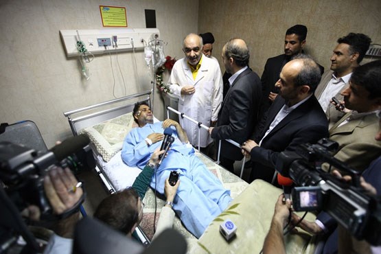 رئیس رسانه ملی از خبرنگار مجروح عیادت کرد