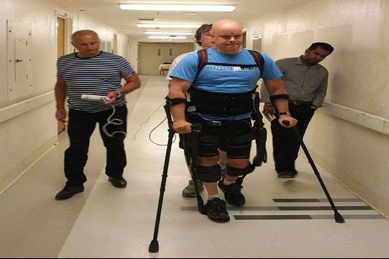 راه‌ رفتن یک مرد معلول با استفاده از اسکلت رباتیک