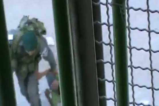 رفتار وحشیانه سربازان اسراییلی با کودکان فلسطینی