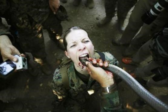 شیوه‌های تهوع‌آور آموزش سربازان آمریکایی: از نوشیدن خون مار کبرا تا خوردن عقرب و کرم خاکی! (+تصاویر)