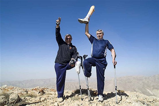 صعود جانبازان قطع عضوبه قله ۳۷۶۰ متری رنج سپیدان استان فارس
