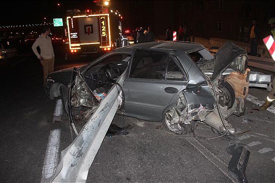 نجات معجزه آسای راننده از حادثه ورود گاردریل به خودرو + عکس