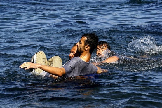 نجات یک پناهنده افغان از غرق شدن توسط یک یونانی + عکس