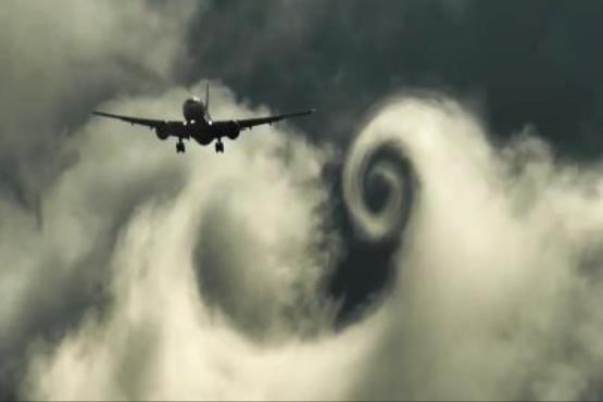 تغییر شکل عجیب ابرها هنگام عبور هواپیمای بویینگ +فیلم