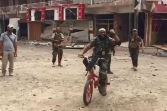 ابو عزرائیل با دوچرخه به شکار داعشی‌ها رفت