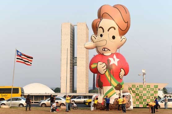برزیلی ها خواهان استیضاح رئیس جمهورشان شدند + عکس
