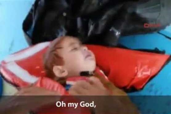 نجات یک نوزاد سوری در آب‌های ترکیه + عکس