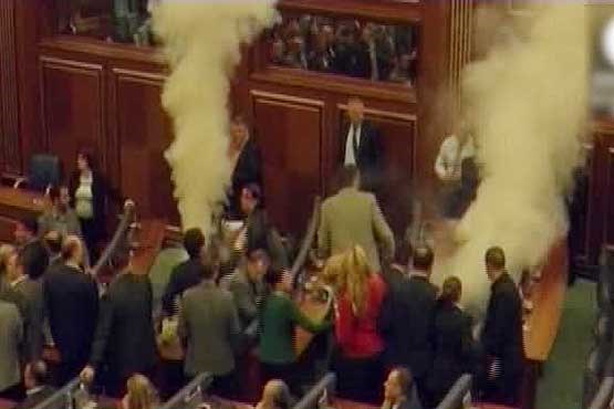 پرتاب گاز اشک آور در پارلمان کوزوو