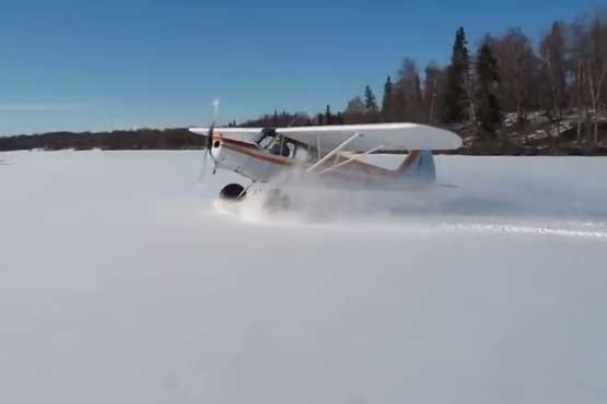 فرود و برخاستن هواپیما در زمین پوشیده از برف
