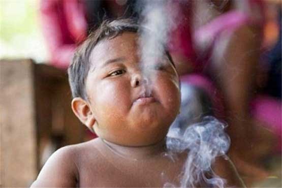 کودکی که روزی 40 نخ سیگار می‌کشد + تصاویر