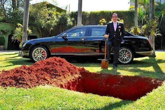 دفن اتومبیل بنتلی از سوی یک ثروتمند برزیلی + عکس