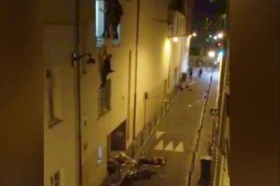 فیلم زن باردار آویزان از پنجره در حمله پاریس