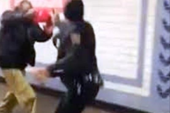 فیلم درگیری پلیس با مسافر نقابدار مترو