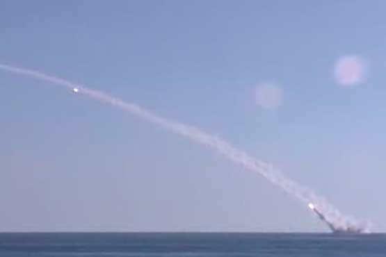 فیلم لحظه شلیک موشک های زیردریایی روسی به سوی مواضع داعش