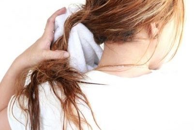 چرا نباید با موی خیس خوابید