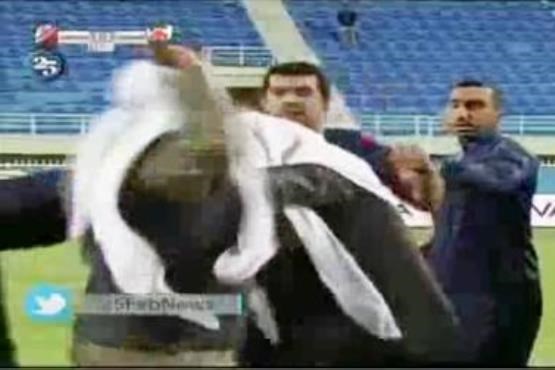 کتک خوردن داور فوتبال از شیخ کویتی
