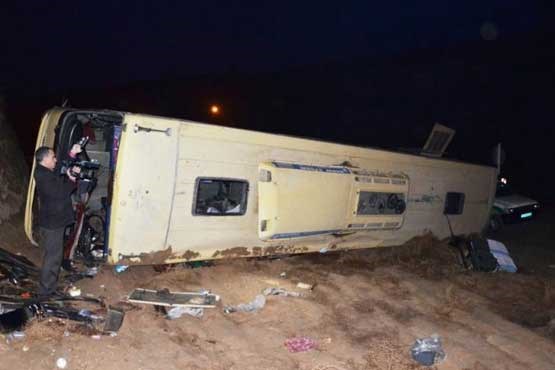 واژگونی اتوبوس با 18 سرنشین / 5 مسافر مصدوم شدند