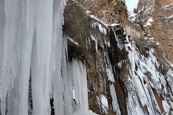 آبشار زیبای مارگون در استان فارس یخ زد