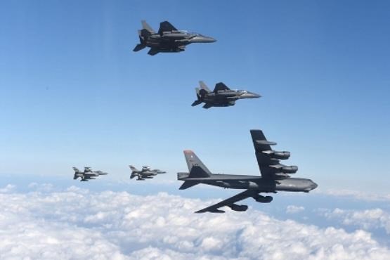 قدرت‌نمایی آمریکا با بمب‌افکن B-52 + عکس