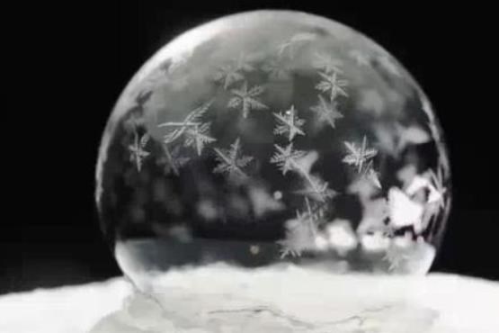زیبایی حباب‌های یخی در زمستان سرد
