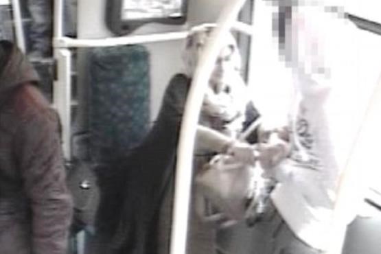 فیلم چاقوکشی زن  در اتوبوس + عکس