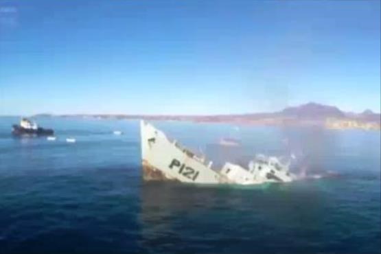 لحظه غرق شدن کشتی جنگی در سواحل مکزیک