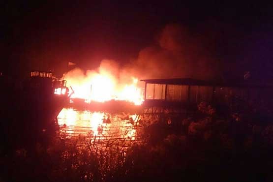 آتش سوزی 14 لنج صیادی در آبادان