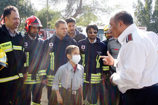 کودک سرطانی رییس آتش‌نشان‌ها شد + عکس