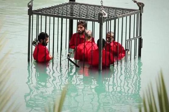 داعش زندانیان را با قفس آهنی غرق کرد