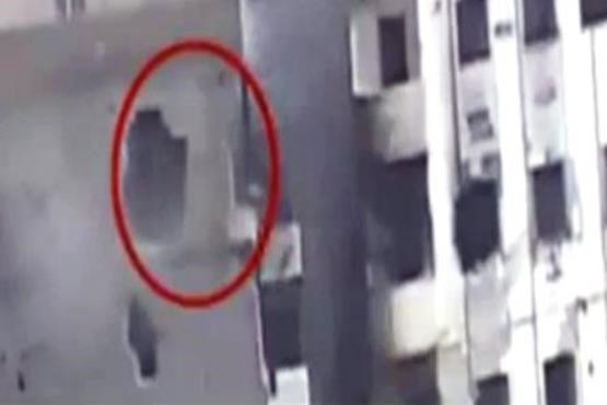 لحظه سقوط مرگبار یک تروریست از ساختمان