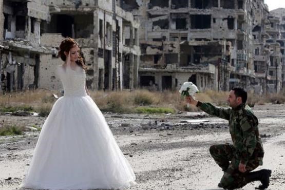 عروس و داماد سوری در خرابه های حلب+تصاویر