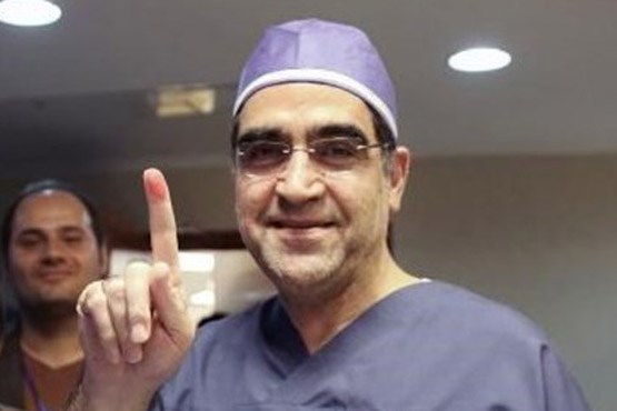 وزیر بهداشت با لباس جراحی رای داد + عکس