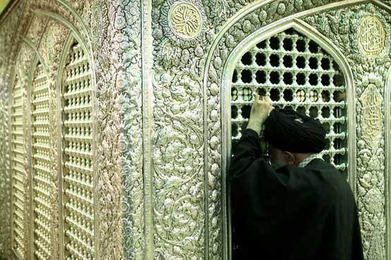 رهبر انقلاب در کنار ضریح مطهر امام رضا (ع) + عکس