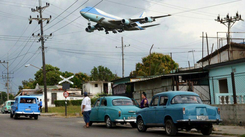 نمای جالب از فرود هواپیمای اوباما در هاوانا (عکس)