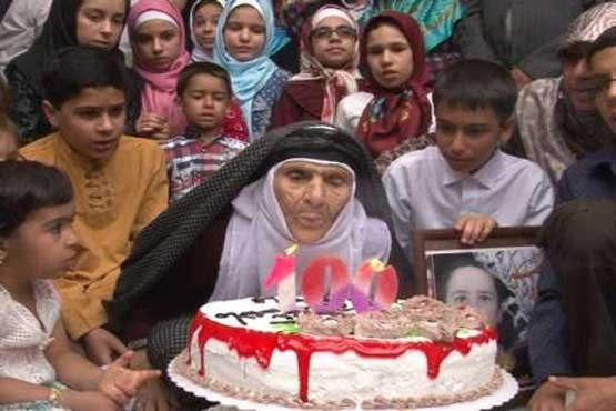 62 نوه و نتیجه در جشن 100سالگی مادربزرگ + عکس