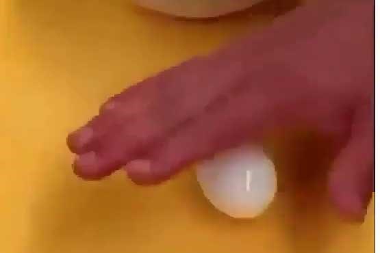 تخم مرغ را با این روش پوست بکنید