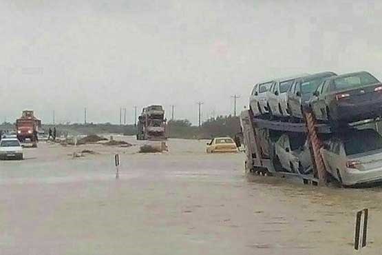 انسداد جاده ترانزیتی پلدختر - خرم آباد به علت طغیان رودخانه