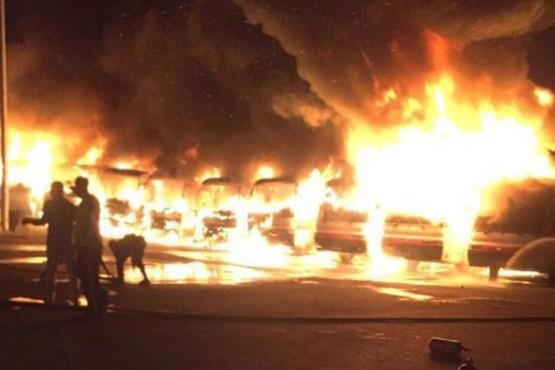 کارگران معترض اتوبوس های مکه را آتش زدند+عکس
