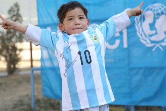 ملاقات لیونل مسی با کودک افغانی که با پیراهن او مشهور شد (عکس)