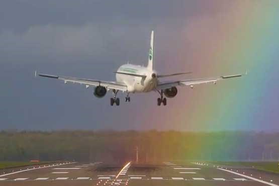 «رنگین کمان» از پنجره یک هواپیما + عکس