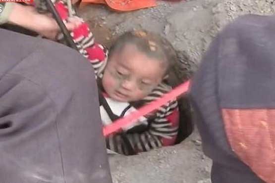 فداکاری برای بیرون کشیدن کودک 2 ساله از چاه