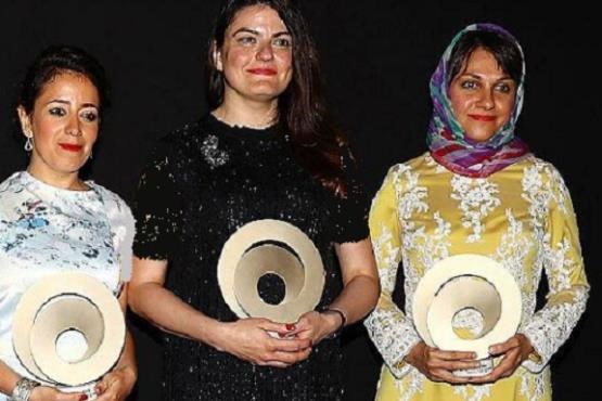 آیدا پناهنده جایزه استعداد جوان کن را برد