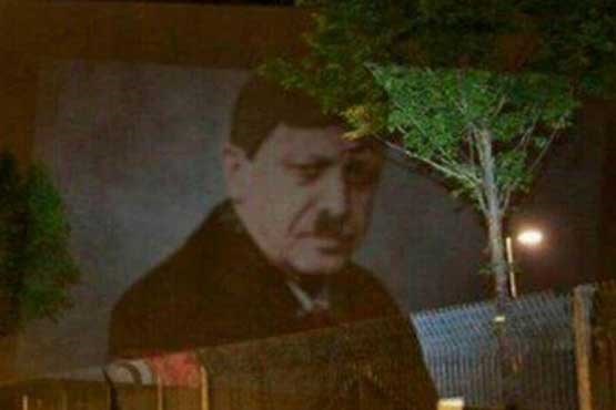 اردوغان و هیتلر روی دیوار سفارت ترکیه در آلمان