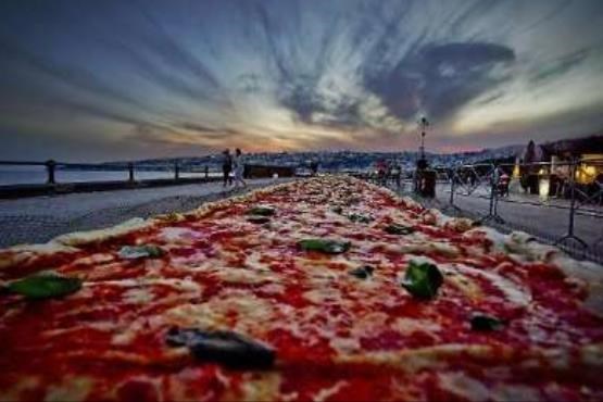 پخت بزرگترین پیتزای جهان به طول 2 کیلومتر