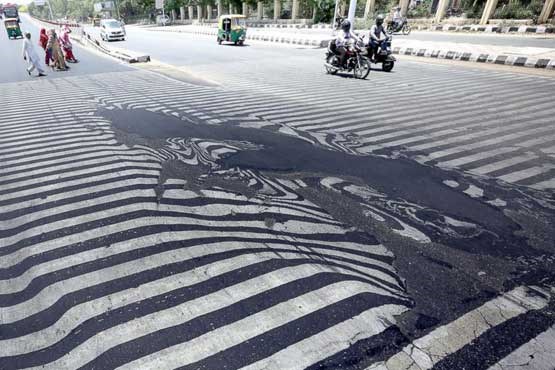 گرمای هوا خیابان‌های هند را ذوب کرد! +عکس