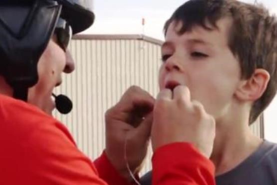 کشیدن دندان یک پسربچه با استفاده از هلی کوپتر + فیلم و عکس