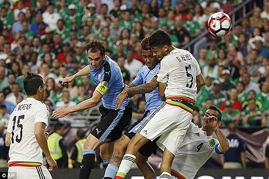 شکست سنگین تیم ملی فوتبال اروگوئه/ کتک کاری هواداران دو تیم