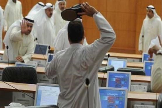 دمپایی پرانی، مجلس کویت را تعطیل کرد! +عکس